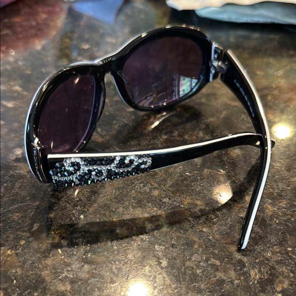 Chic Black Sunglasses with Crystal Detailing